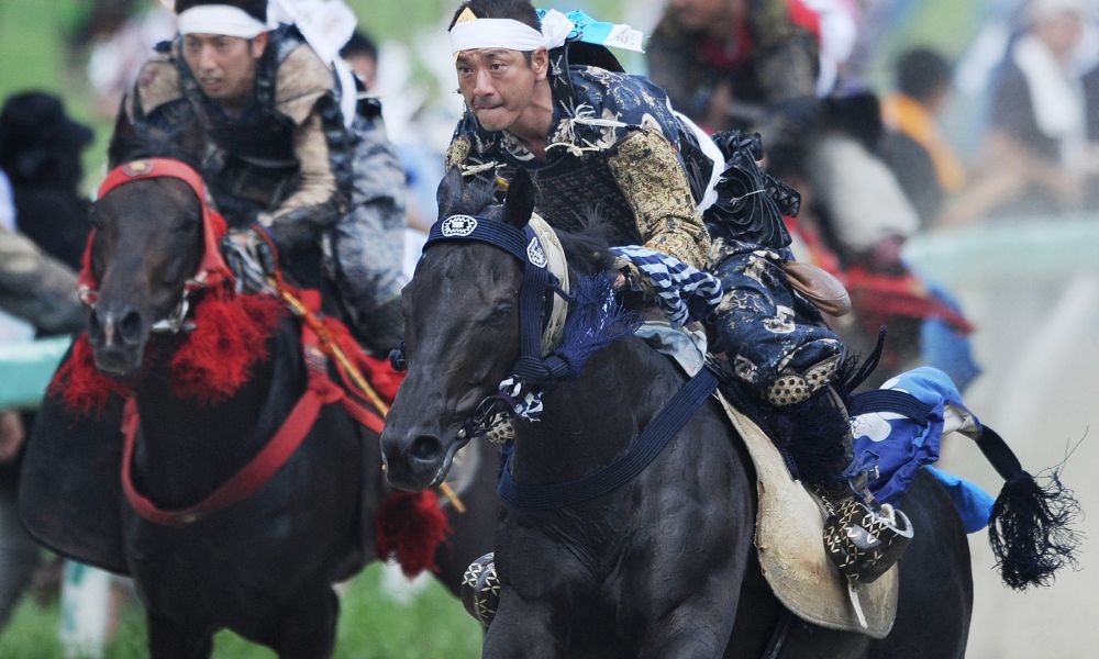 Cavalos sofrem insolação durante tradicional evento no Japão e precisam de atendimento