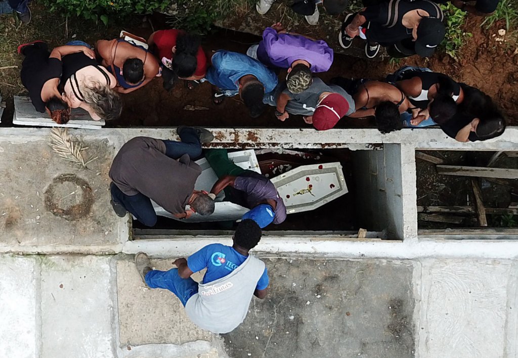Vítimas de deslizamentos começam a ser sepultadas em Petrópolis