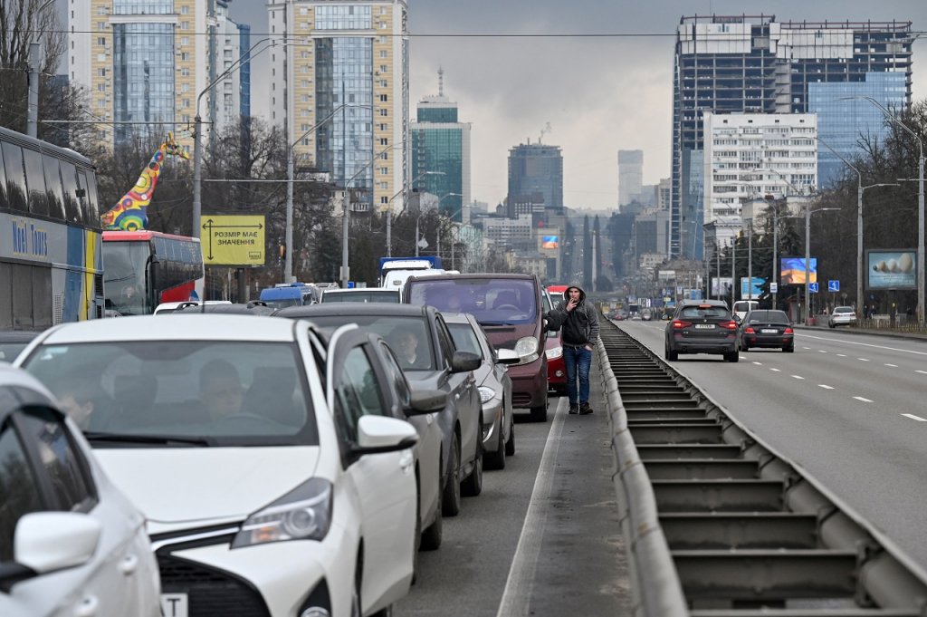 Em fuga, ucranianos encaram congestionamento e lotam fronteiras com países vizinhos