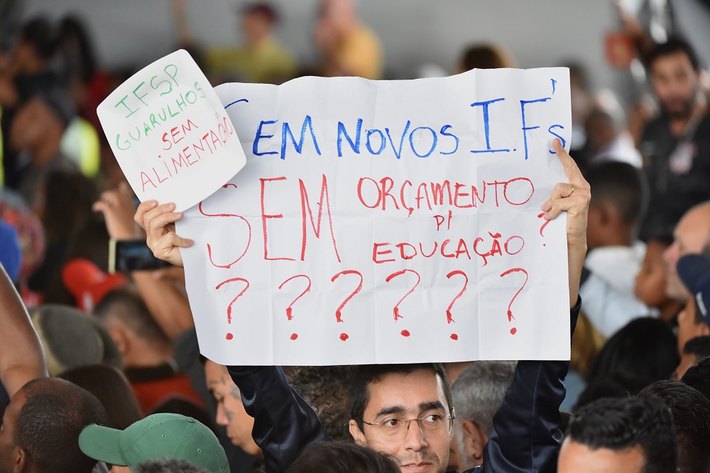 ‘Que bom que vocês podem levantar um cartaz dizendo que estão em greve’, diz Lula após ser alvo de protesto em Guarulhos