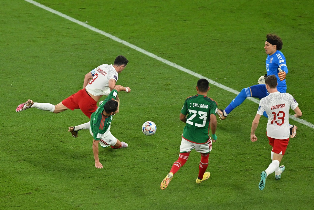 Ochoa brilha, defende pênalti de Lewandowski e garante empate entre México e Polônia