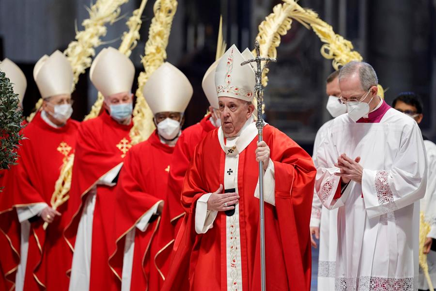 Papa celebra missa do Domingo de Ramos em basílica quase vazia por causa da pandemia