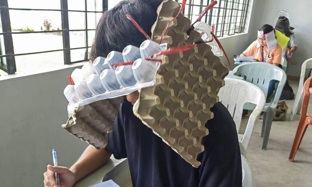 Escolas filipinas implantam ‘chapéu anti-cola’ para evitar que estudantes trapaceiam nas provas