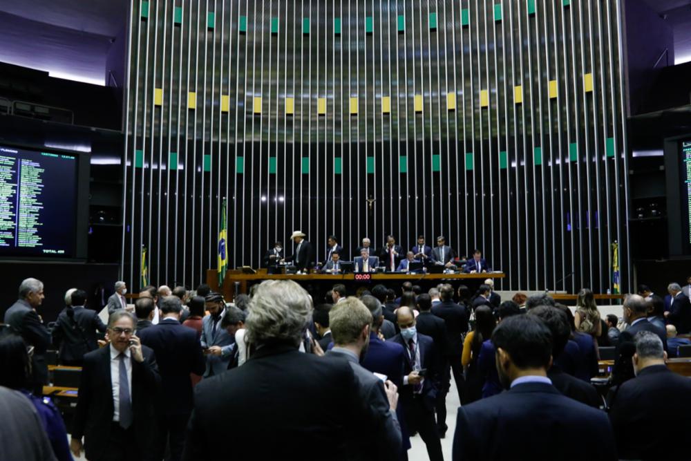 PT quer se tornar maior bancada da Câmara; Centrão busca eleger 160 deputados