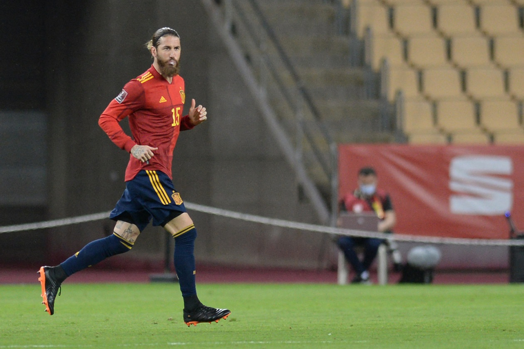Sergio Ramos anuncia aposentadoria da seleção espanhola e ataca técnico: ‘Disse que não contará comigo’ 