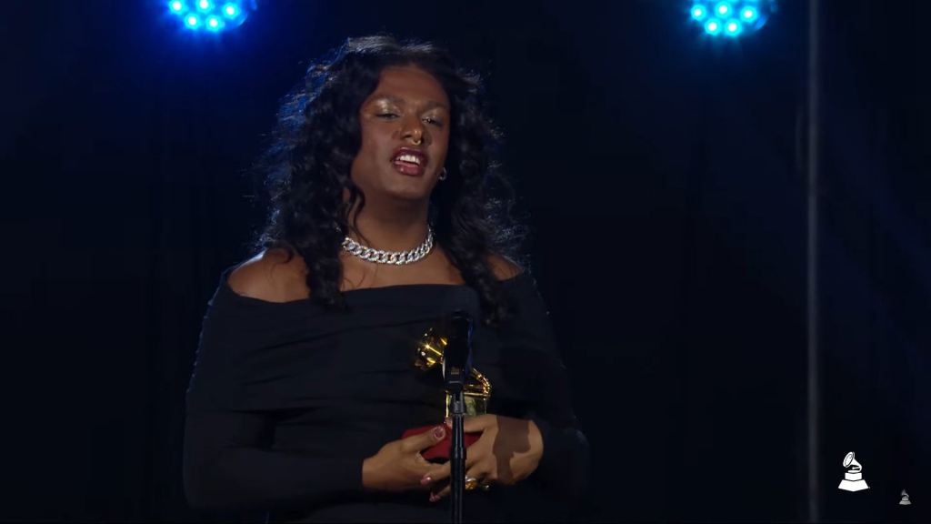 Liniker se torna primeira artista transgênero a vencer o Grammy Latino