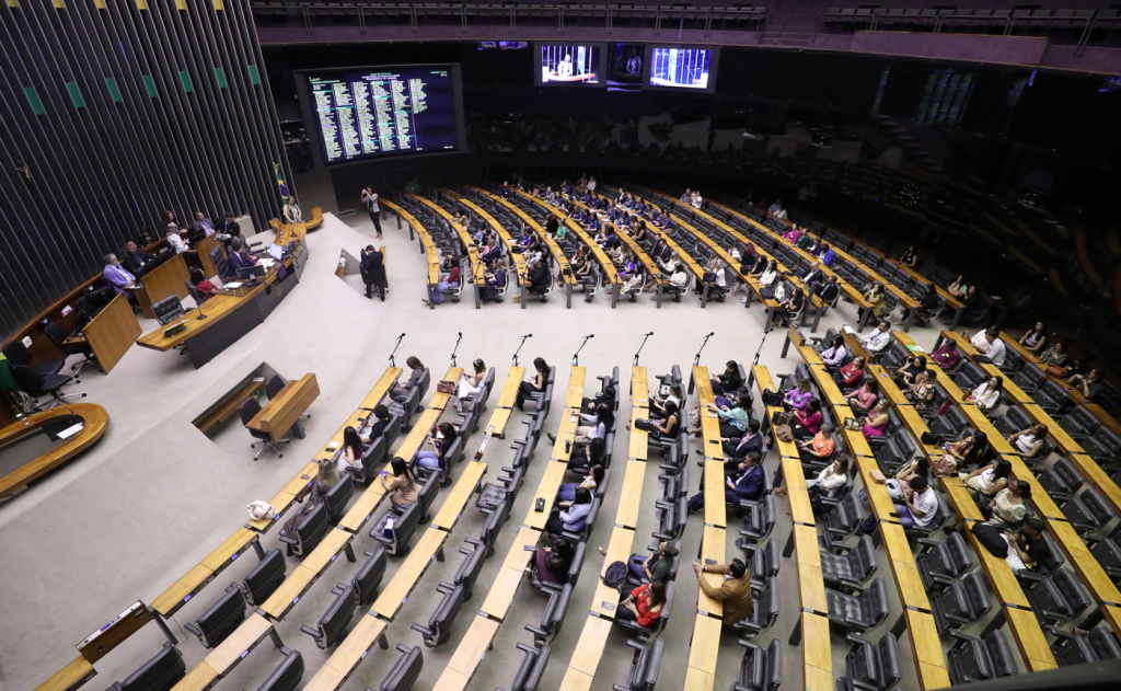Câmara aprova texto-base da reforma tributária em segundo turno