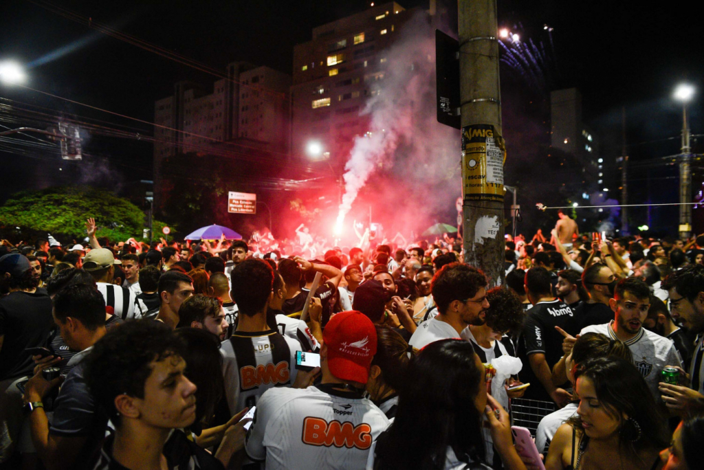 Torcida do Atlético-MG lota as ruas de Belo Horizonte para comemorar o título; assista
