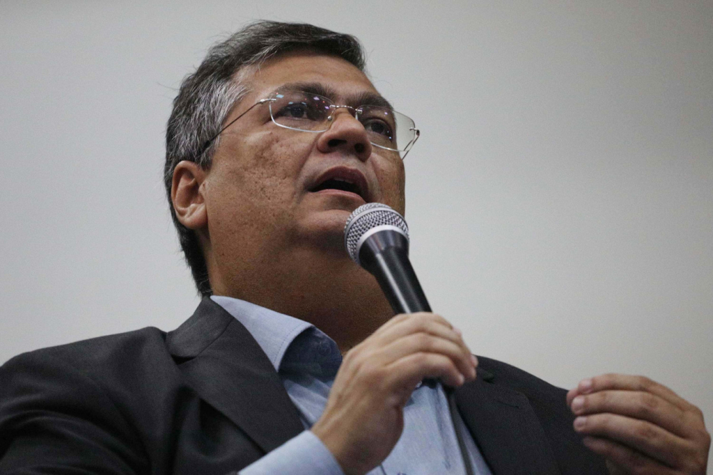 Dino anuncia ex-deputado do PT e advogada para Ministério da Justiça