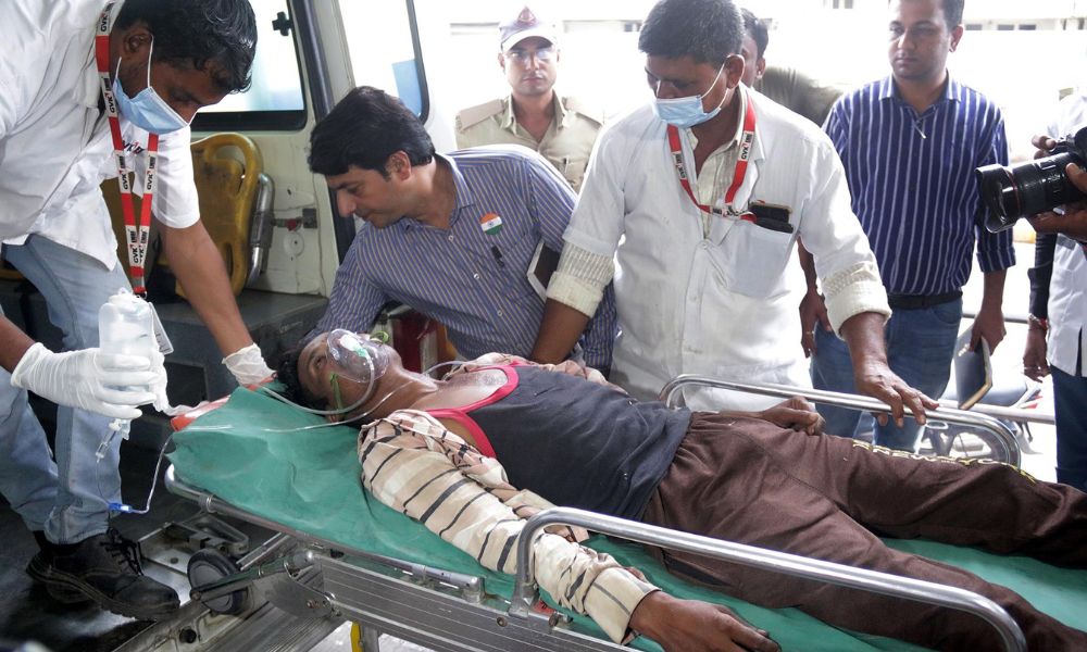 Bebida alcoólica adulterada mata 42 pessoas e deixa cerca de cem hospitalizadas na Índia