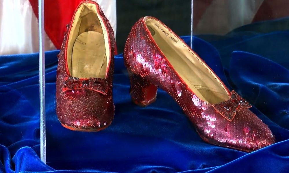 Americano de 76 se declara culpado de roubar sapatos de ‘O Mágico de Oz’