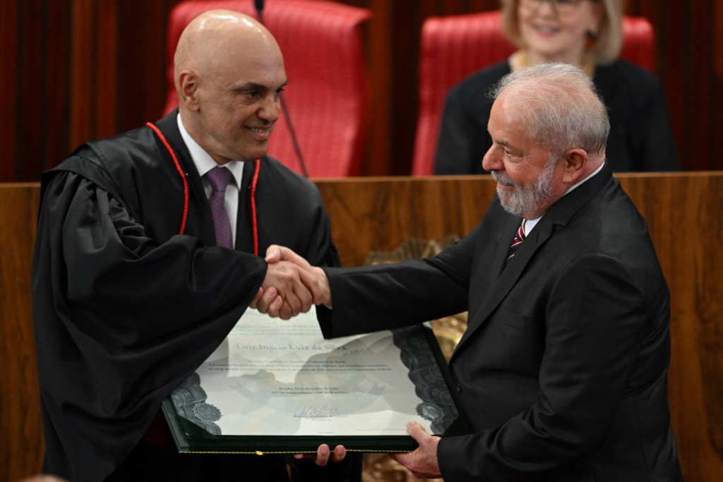 Lula é diplomado pelo TSE e fala em ‘defesa da democracia’