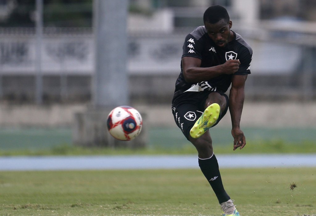 Jogador do Botafogo denuncia racismo em abordagem policial no RJ; clube se pronuncia