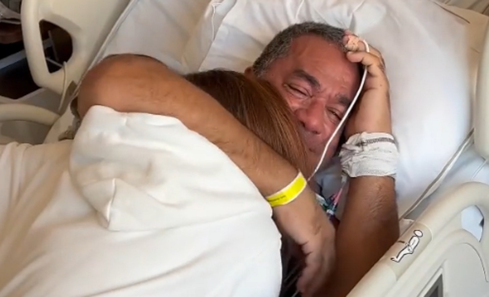 Pai de Anitta recebe alta de hospital após AVC e cirurgia contra o câncer