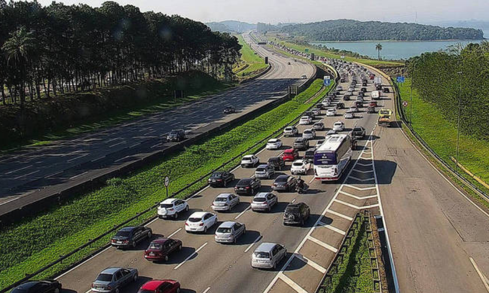 Rodovias do Estado de SP têm mais de 40 km de congestionamento na saída para o feriado