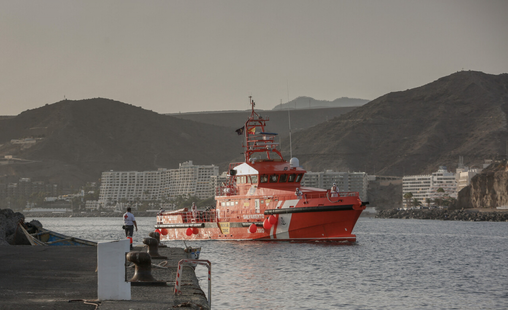 Socorristas espanhóis resgatam 86 migrantes de embarcação perto das Ilhas Canárias