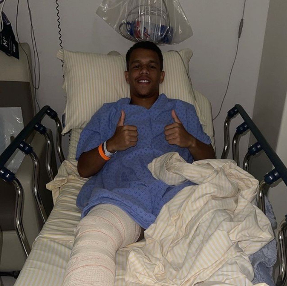 Sandry passa por cirurgia no joelho e pode desfalcar Santos por até 9 meses