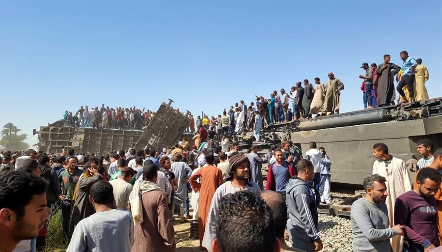 Colisão entre dois trens deixa 32 mortos e 108 feridos no Egito