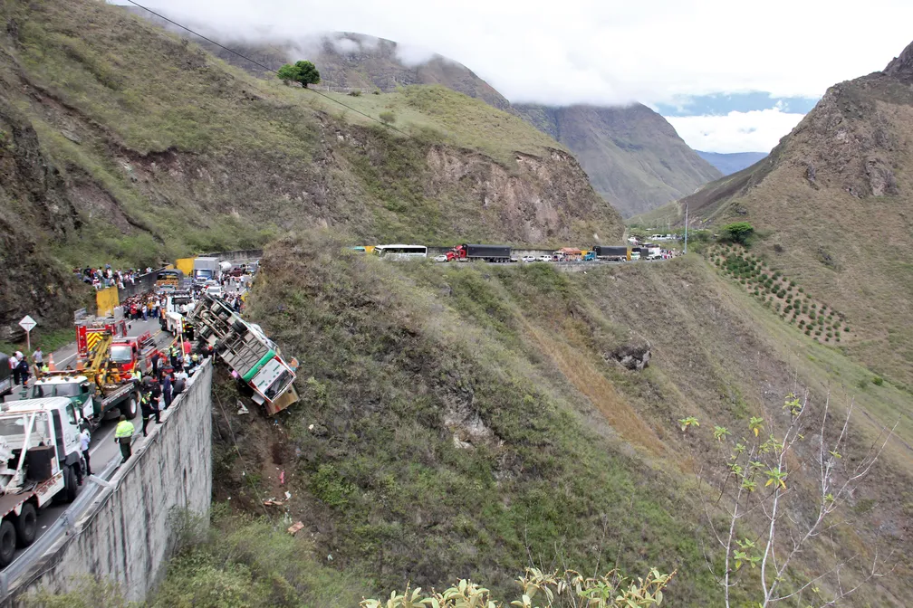 Acidente de ônibus deixa 20 mortos e 15 feridos na Colômbia