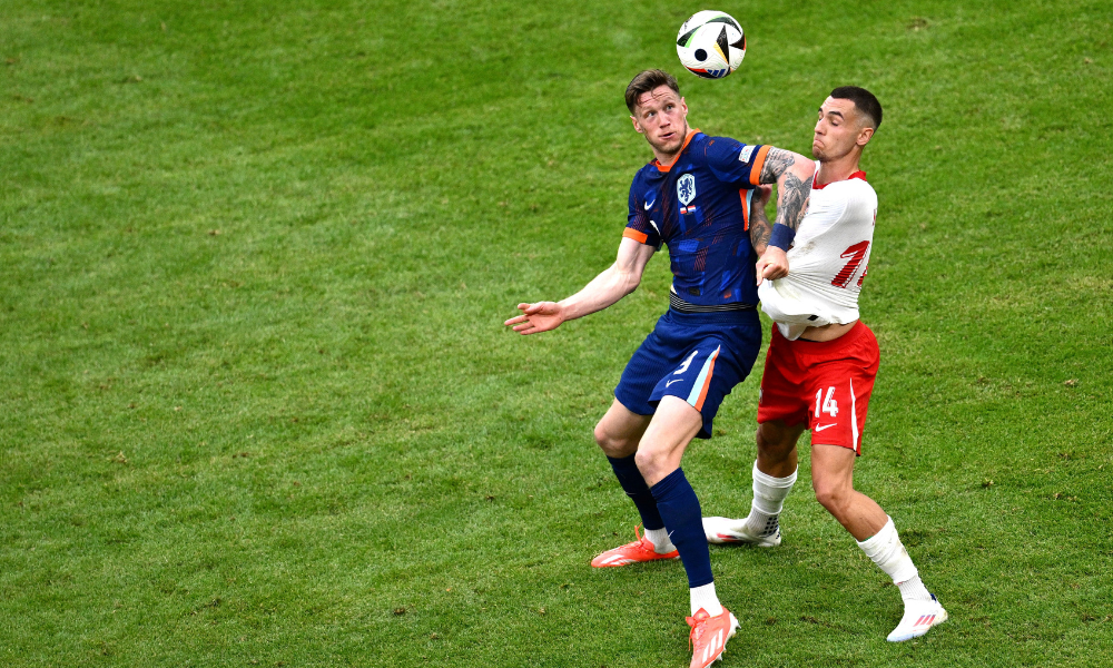 Holanda estreia na Eurocopa com virada sobre a Polônia e invasão de torcida em Hamburgo 