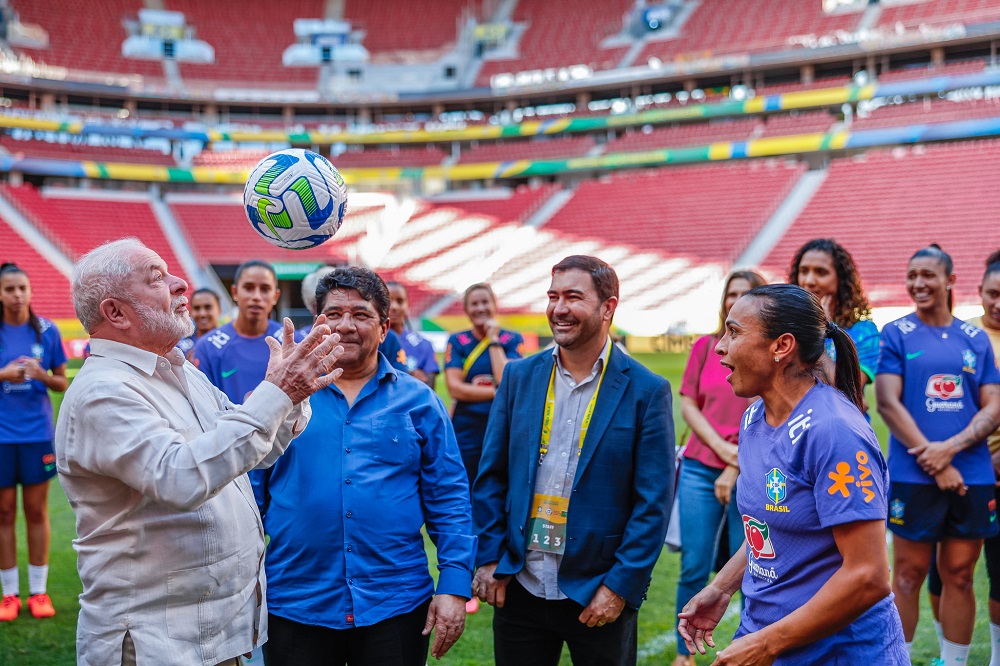 Após Bola de Ouro, Lula elogia Messi e dá cutucada em Neymar: ‘Há quantos anos o Brasil não tem um ídolo de verdade?’