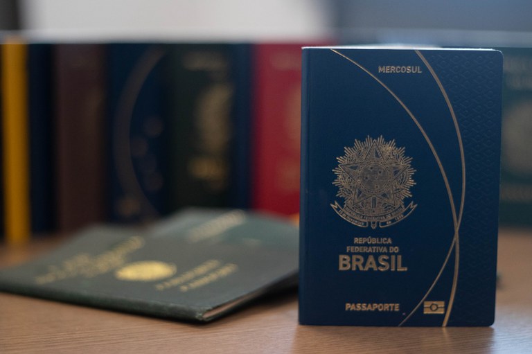 PF inicia emissão do novo modelo do passaporte brasileiro; veja o que muda