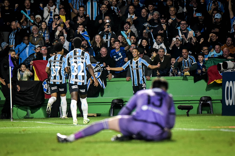 Grêmio joga pela primeira vez após enchentes no RS e goleia o The Strongest por 4 a 0 na Libertadores