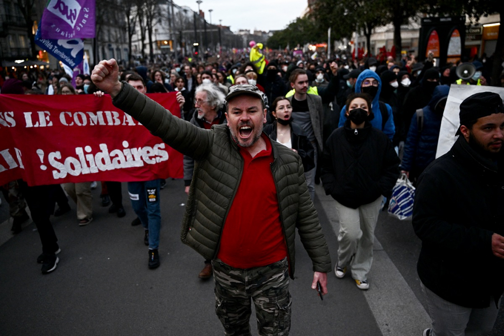 Mais de 300 pessoas são presas durante protestos contra reforma da previdência na França