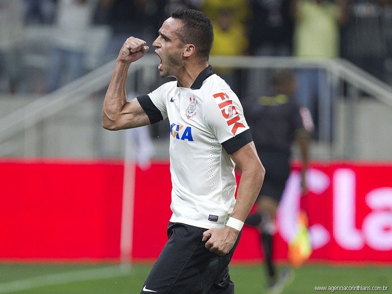 Corinthians anuncia retorno do meio-campista Renato Augusto