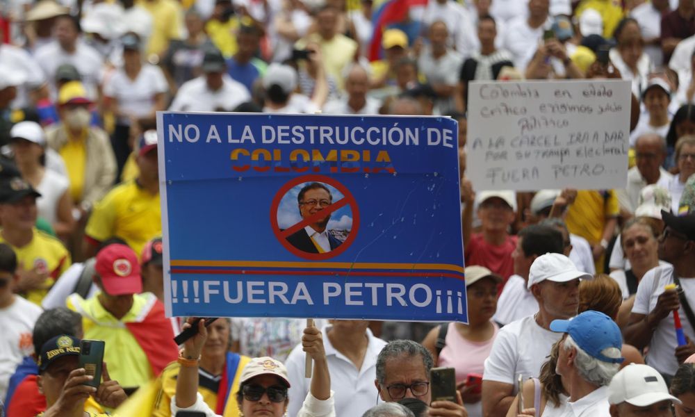Milhares de pessoas tomam as ruas da Colômbia em manifestações contra as reformas de Petro