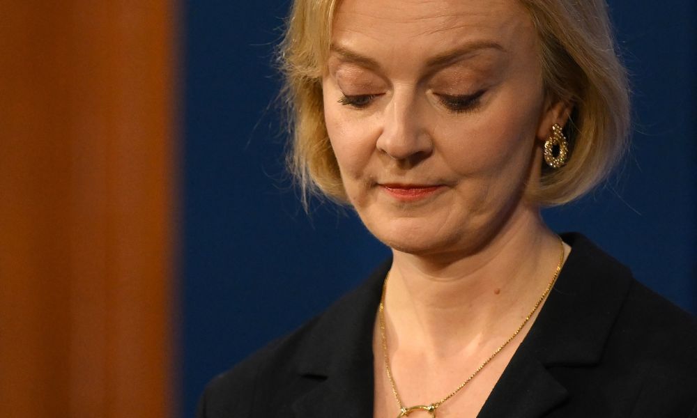Liz Truss demite ministro das Finanças em plena tempestade política; substituto já foi nomeado
