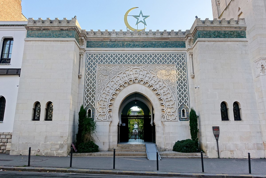 Investigação sem precedentes pode fechar 76 mesquitas na França