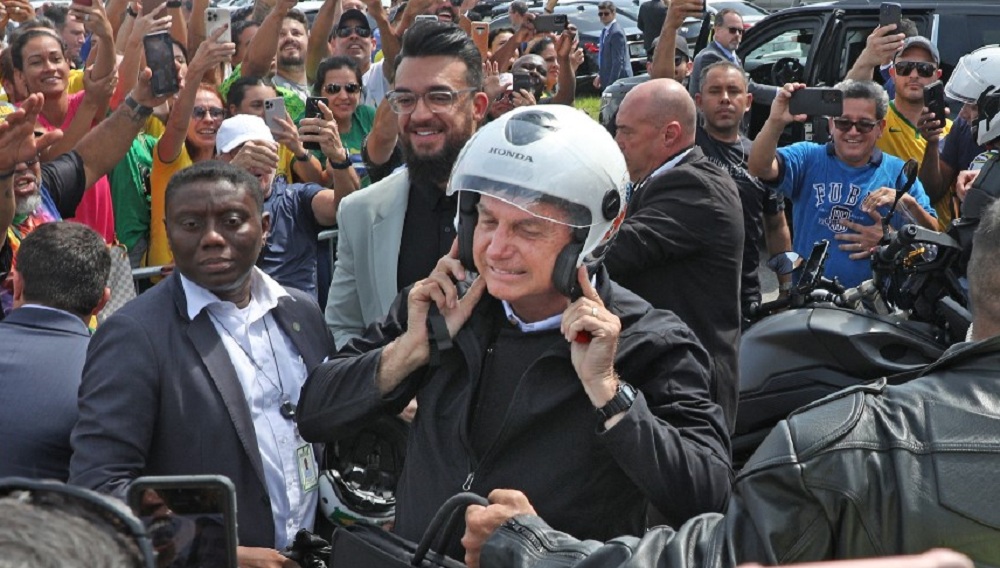 Bolsonaro participa de motociata e diz ter convidado Trump para vir ao Brasil