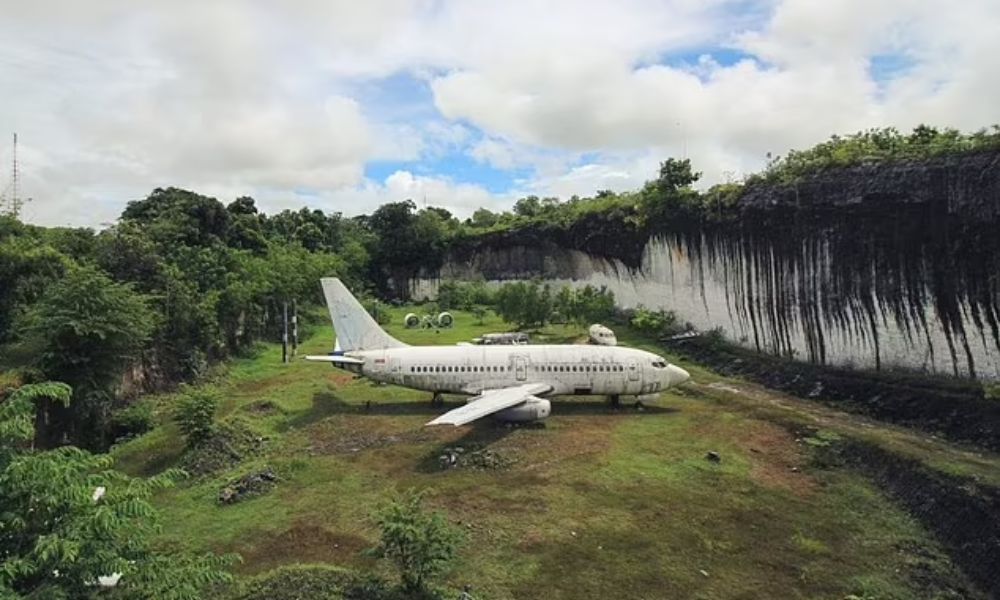 Aeronave intacta surge misteriosamente em meio a uma pedreira na Indonésia