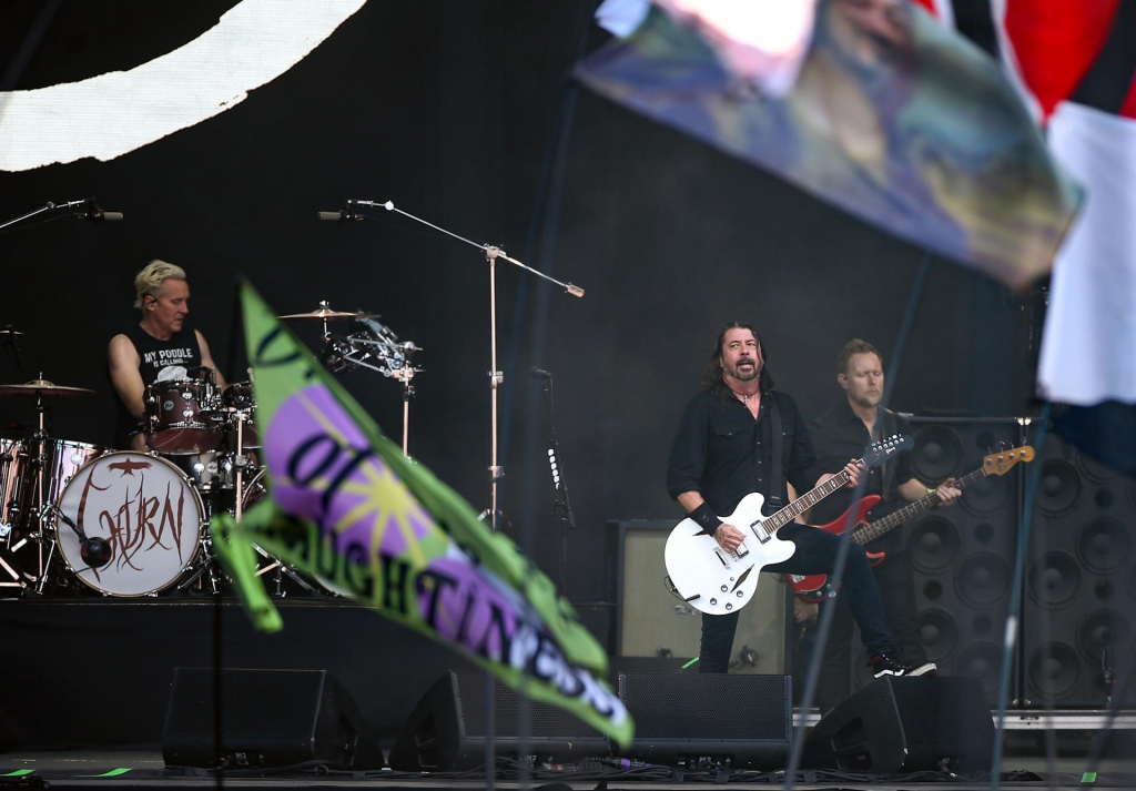 Foo Fighters faz show surpresa no Glastonbury e homenageia Taylor Hawkins