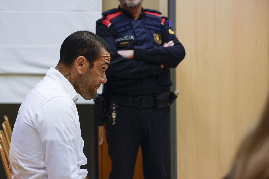 Daniel Alves paga fiança milionária e deixa prisão na Espanha