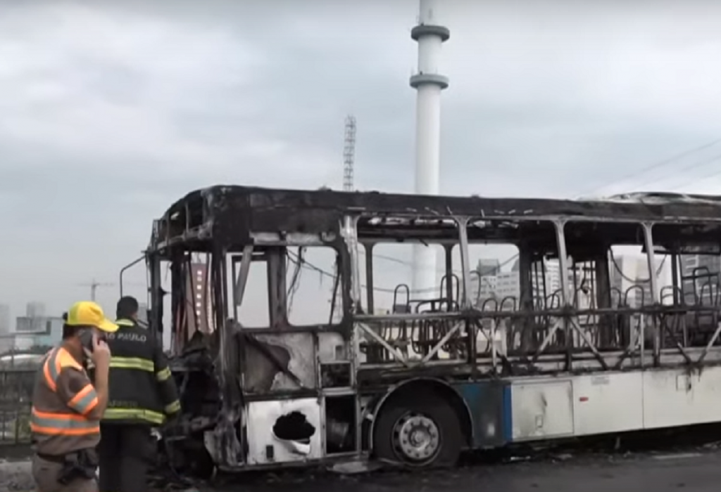 Ônibus pega fogo no Viaduto do Pacaembu, na Zona Oeste de SP