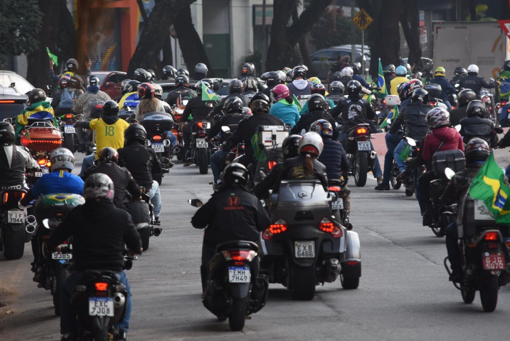 Ao lado de Bolsonaro, apoiadores do presidente fazem ‘motociata’ em São Paulo