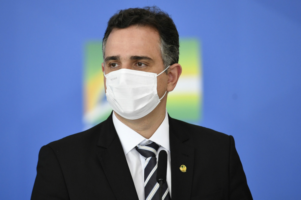 Bolsonaro coloca eleições em xeque e Pacheco rebate: ‘Não admitiremos retrocesso da democracia’