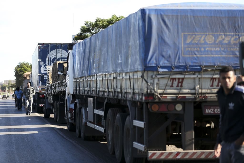 Polícia dispersa manifestação de caminhoneiros em Santos, e governo diz que estradas estão sem bloqueios