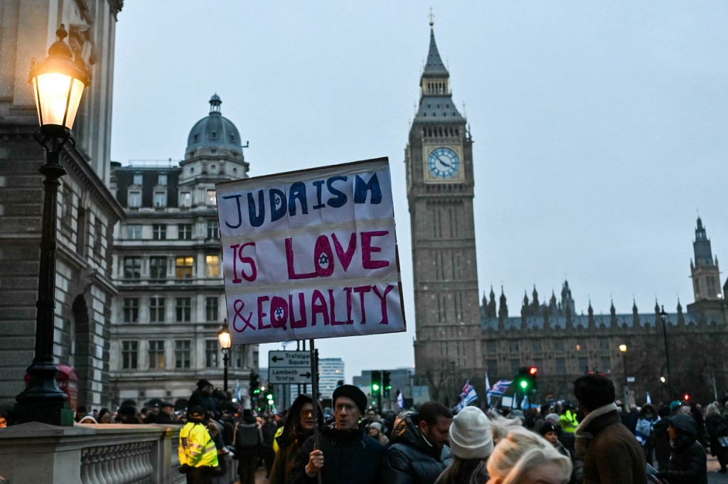 Protesto em Londres contra antissemitismo reúne Boris Johnson e outras milhares de pessoas