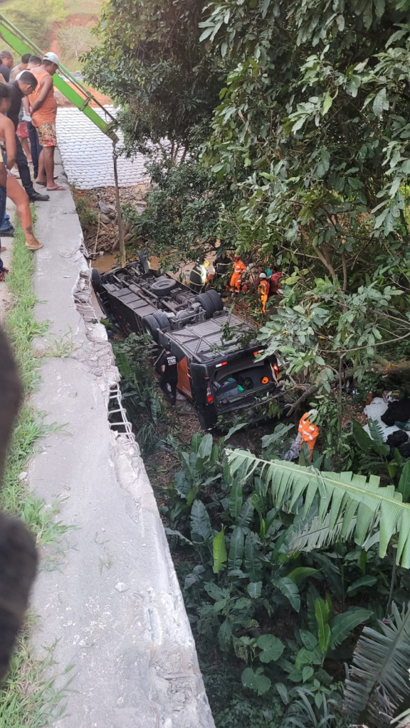 Ônibus que transportava time de futebol cai de ponte e deixa quatro mortos em Minas Gerais