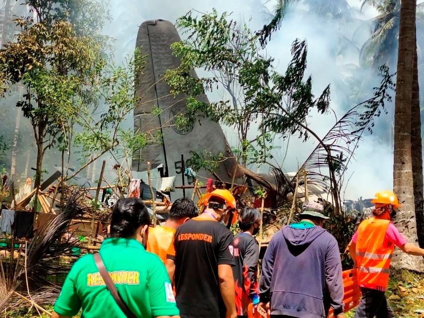 Avião militar com 92 pessoas a bordo cai e deixa ao menos 29 mortos nas Filipinas