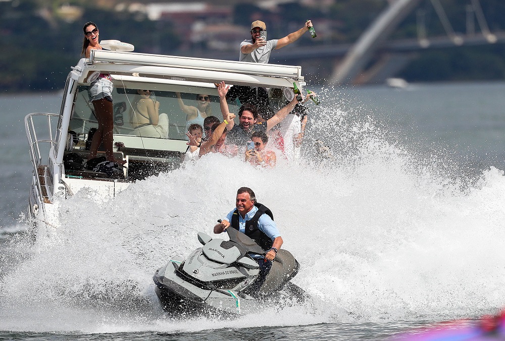 De jet-ski, Bolsonaro participa da primeira lanchaciata do Brasil no Lago Paranoá