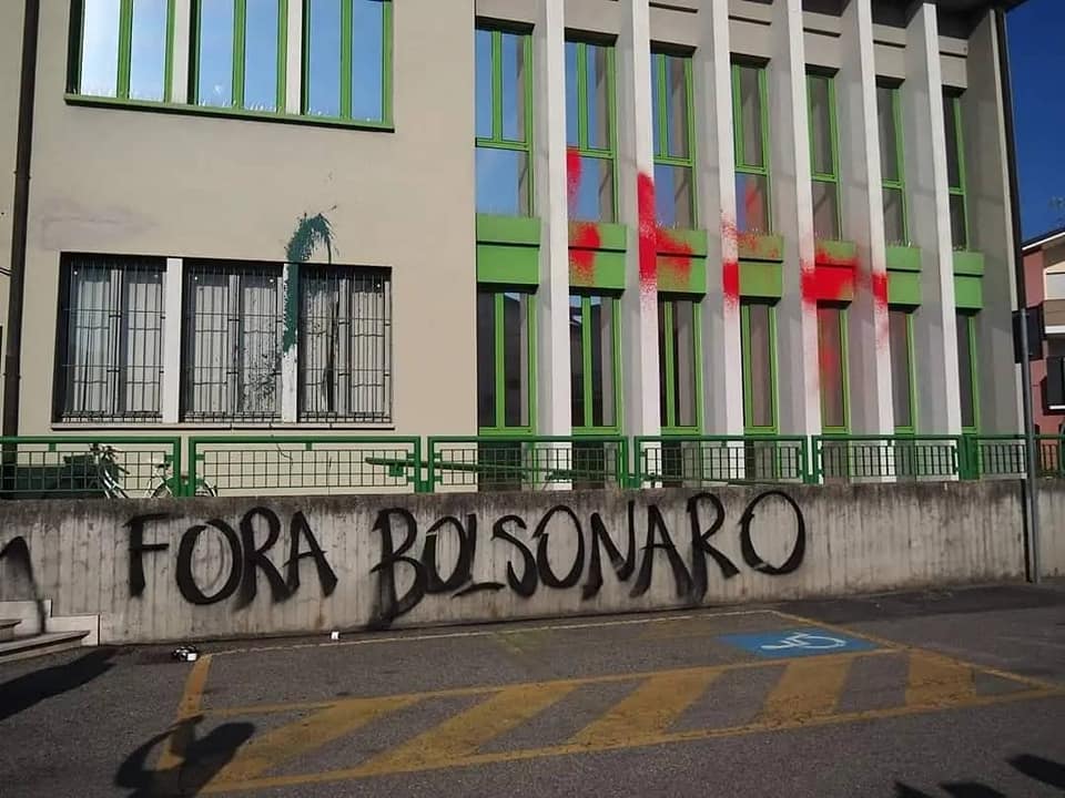 Ativistas picham muro e jogam esterco na prefeitura de cidade da Itália que concederá título honorário a Bolsonaro