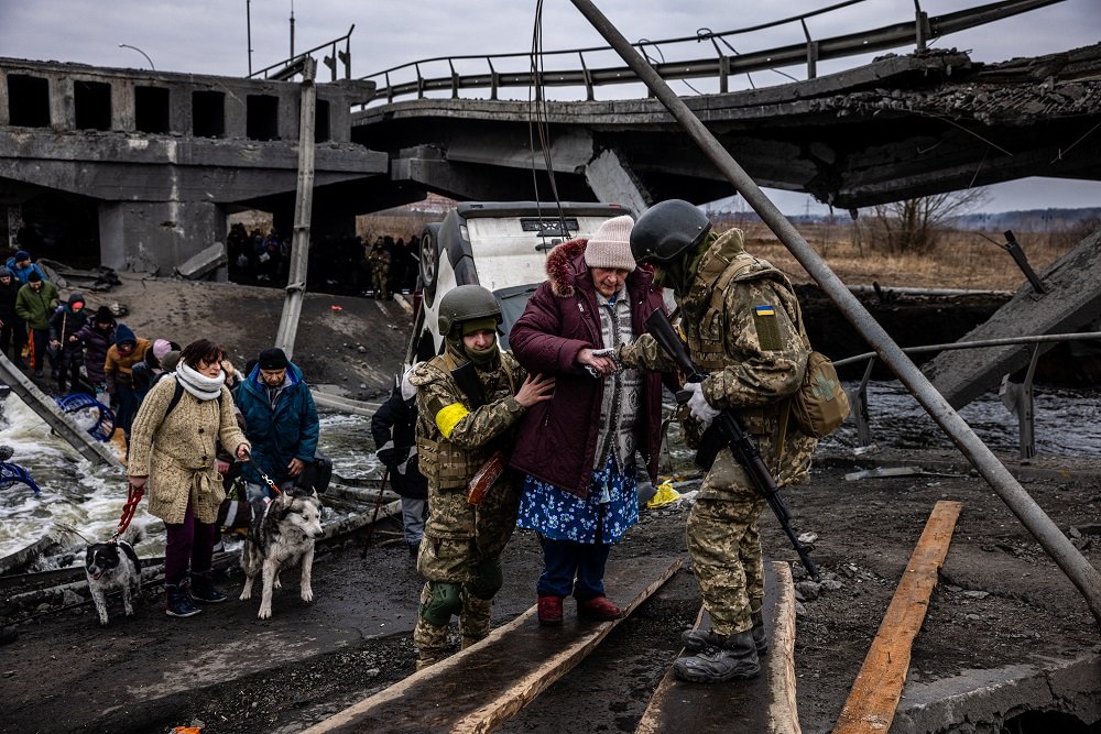Civis ucranianos começam a deixar o país pelo primeiro corredor humanitário