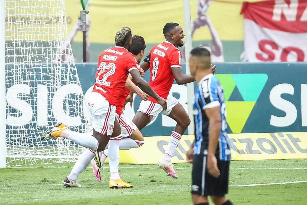Brasileiro: Com gol no fim, Internacional vence o GreNal e abre vantagem na liderança