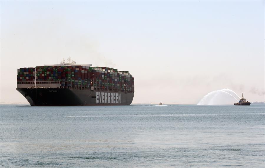 Navio é liberado para seguir viagem meses após ser desencalhado no Canal de Suez
