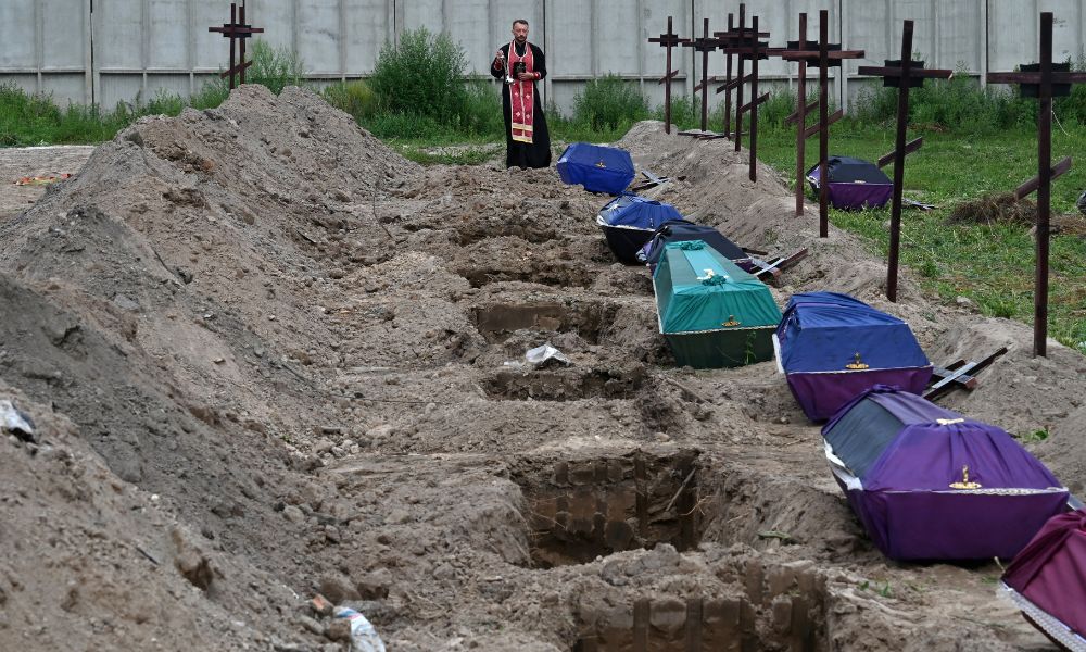 Bucha enterra seus mortos após quatro meses do pior massacre da guerra na Ucrânia