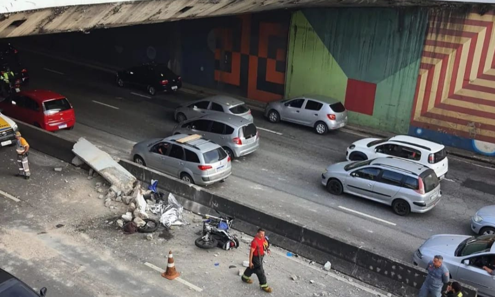 Caminhão bate em mureta de viaduto, parte da estrutura cai e mata motociclista em Santo André